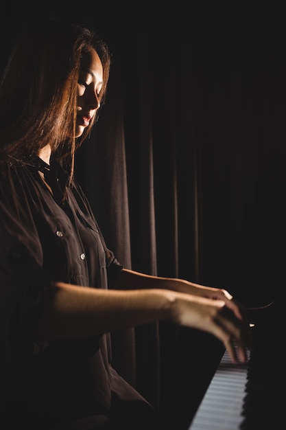 Vrouwelijke student piano spelen