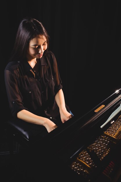 Vrouwelijke student piano spelen