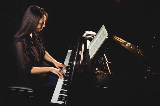 Vrouwelijke student piano spelen