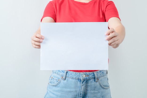 Vrouwelijke studente met een projectblad in de hand