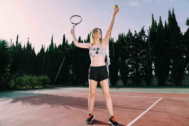 Vrouwelijke tennisspeler dienst
