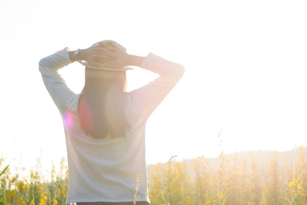 Vrouwelijke tienermeisje stand voelen vrijheid en ontspanning reizen buiten genieten van de natuur met zonsopgang.