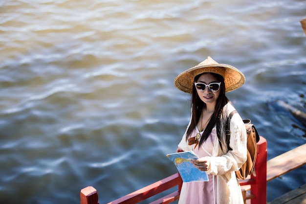 Gratis foto vrouwelijke toeristen bij de hand hebben een gelukkige reiskaart.