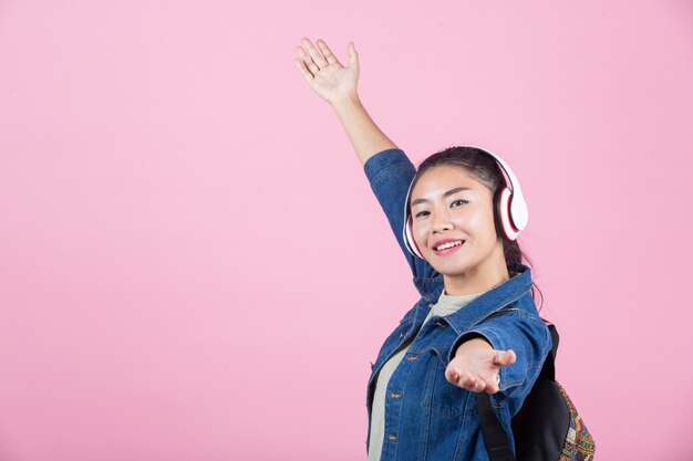 Vrouwelijke toeristen in de studio op een roze achtergrond.