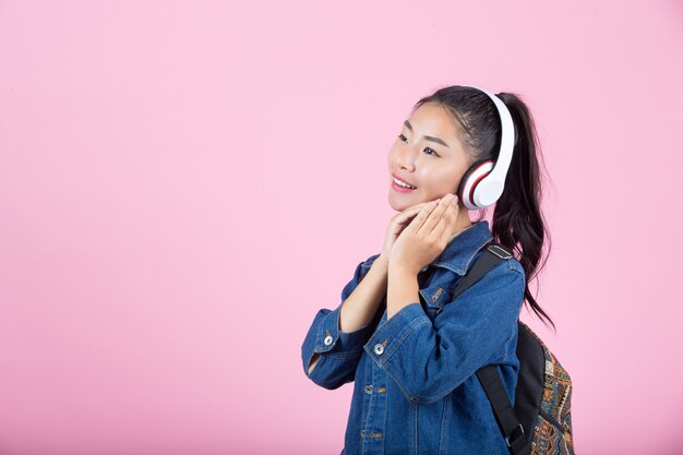 Vrouwelijke toeristen in de studio op een roze achtergrond.