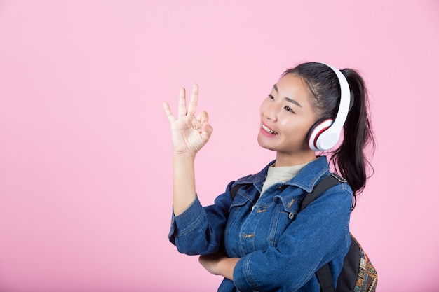 Vrouwelijke toeristen in de studio op een roze achtergrond.