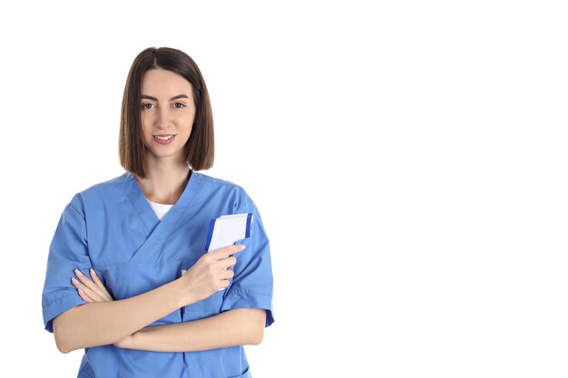 Vrouwelijke verpleegster in opleiding die op witte achtergrond wordt geïsoleerd