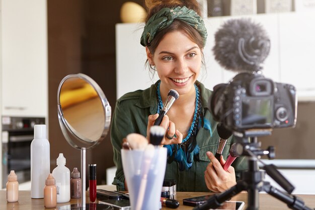 Vrouwelijke vlogger die een make-upvideo filmt