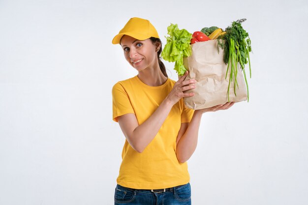 Vrouwelijke voedselleverancier met voedselpakket