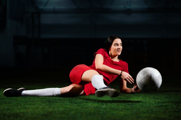Vrouwelijke voetballer bal schoppen
