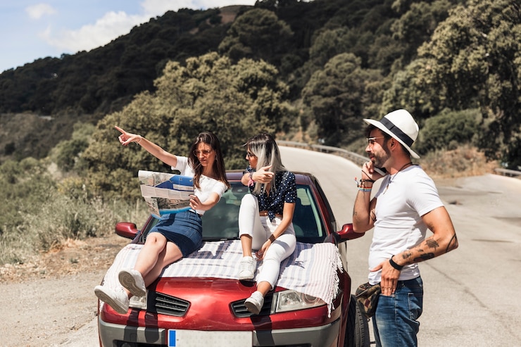 Gratis Foto vrouwelijke vrienden die de richting op kaart voor de mens bespreken die op mobiele telefoon spreken