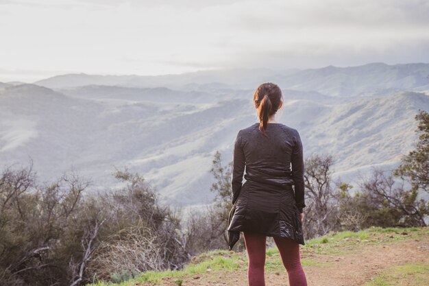 Vrouwelijke wandelaar die zich bovenop het Gaviota Peak-wandelpad bevindt, vastgelegd in Californië, VS.