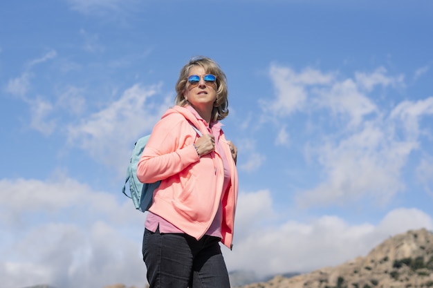 Vrouwelijke wandelaar wandelen en genieten van de frisse lucht