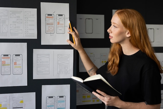 Vrouwelijke webdesigner op kantoor met notebook