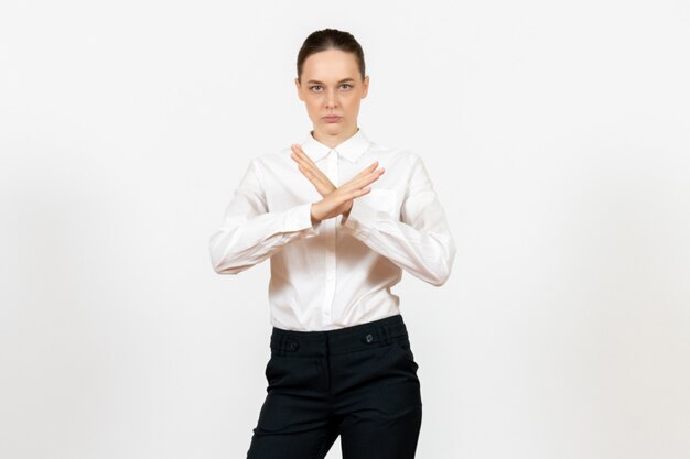 vrouwelijke werknemer in elegante witte blouse met ontevreden gezicht op wit