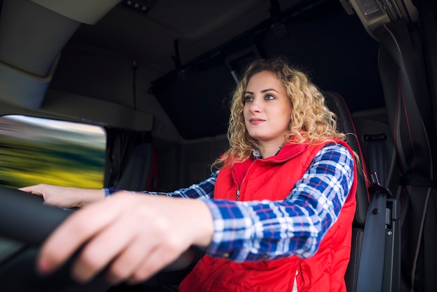 Gratis foto vrouwelijke werknemer vrachtwagen voertuig rijden