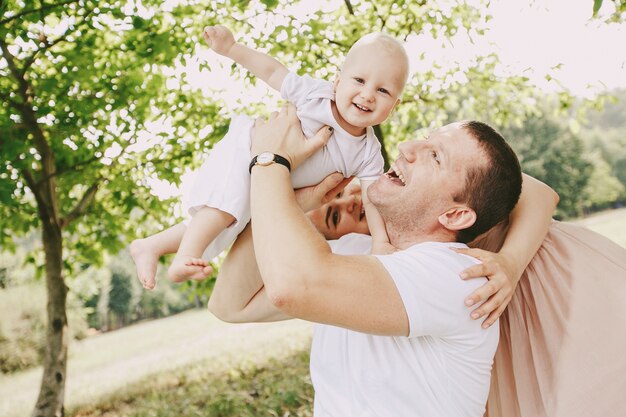 vrouwelijke zoon buiten de natuur vrouw