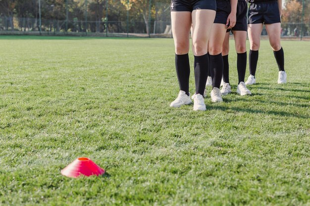 Vrouwen benen voorbereiden om door kegels te lopen