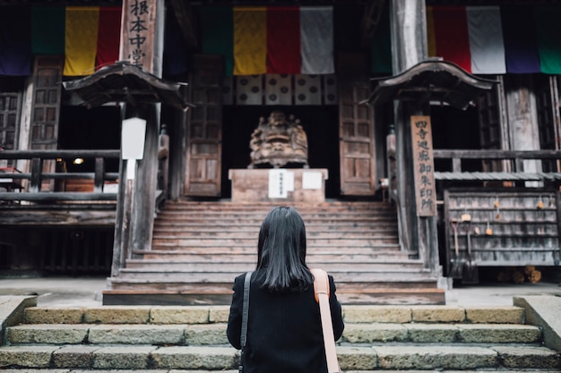 Gratis foto vrouwen bidden bij het tempelheiligdom van japan