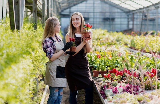 Vrouwen bloemist zorg voor bloemen