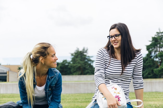 Vrouwen chatten in de binnenplaats