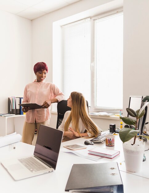 Vrouwen chatten op kantoor