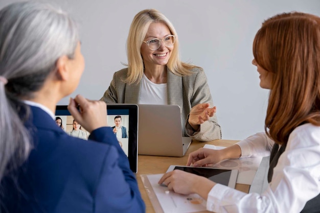 Vrouwen die aan een bureau werken, medium shot