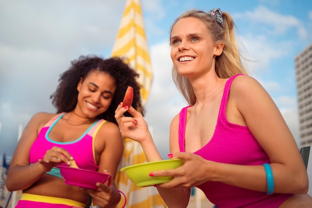 Vrouwen die genieten van de zomeresthetiek van de jaren 80