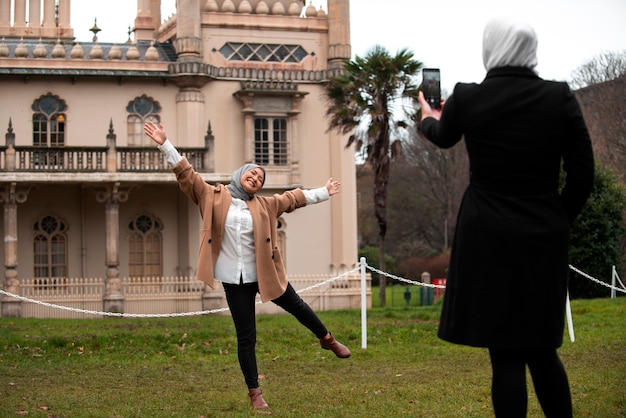 Vrouwen die hijab dragen en plezier hebben