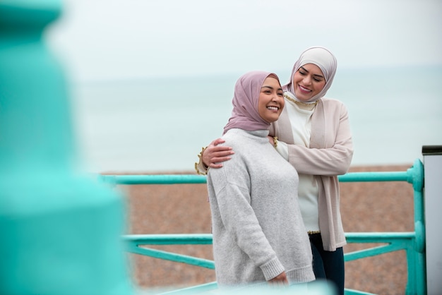 Vrouwen die hijab dragen en plezier hebben