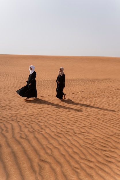 Vrouwen die hijab dragen in de woestijn