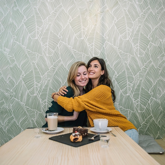 Vrouwen die in koffie koesteren