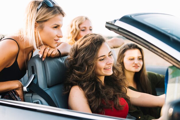 Vrouwen die kaart in cabriolet bekijken