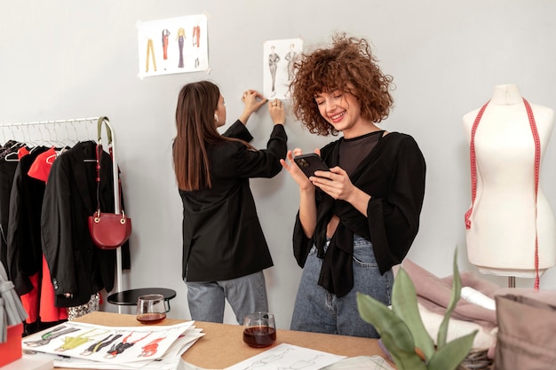 Vrouwen die kleren winkelen