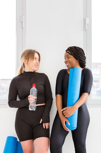 Vrouwen die na fitness klasse hydrateren