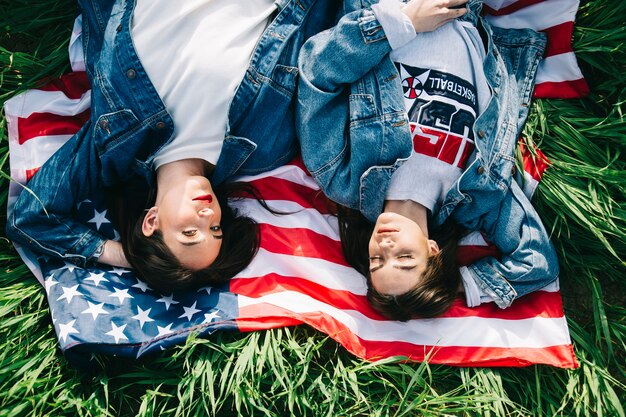 Gratis foto vrouwen die op vlag liggen