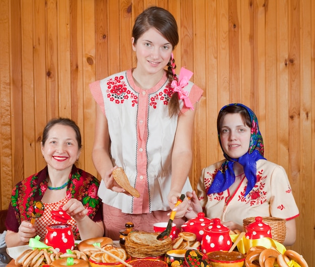 Vrouwen die pannenkoek eten tijdens shrovetide