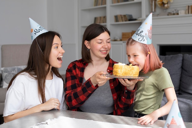 Vrouwen die samen de verjaardag van hun dochter vieren