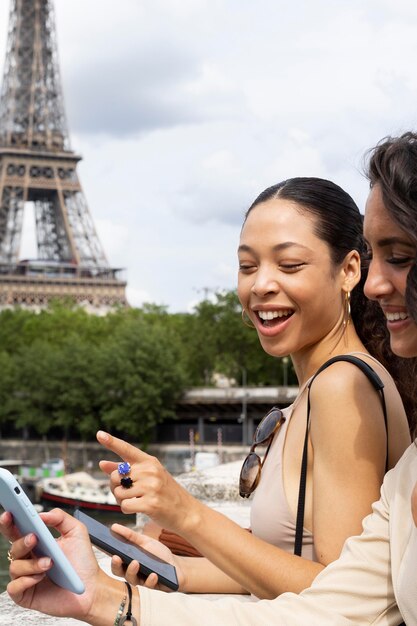 Vrouwen die samen reizen in Parijs