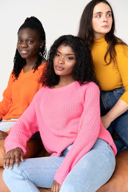 Gratis foto vrouwen die samen staan en voor elkaar zorgen