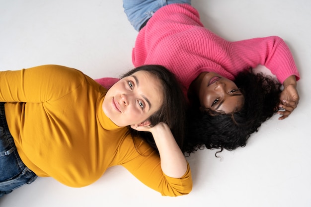 Vrouwen die samen staan en voor elkaar zorgen