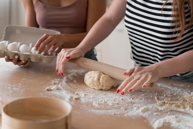 Vrouwen die samen thuis een romantisch diner bereiden