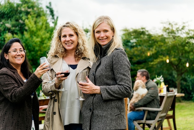 Vrouwen die samen wijn drinken