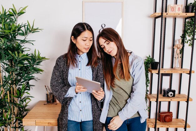 Vrouwen die tablet in bureau gebruiken