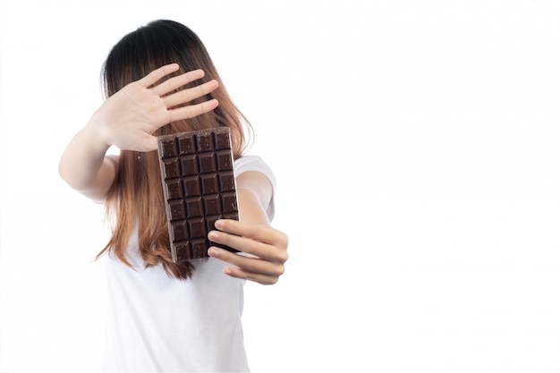 Vrouwen die tegen chocolade zijn, geïsoleerd op een witte achtergrond.