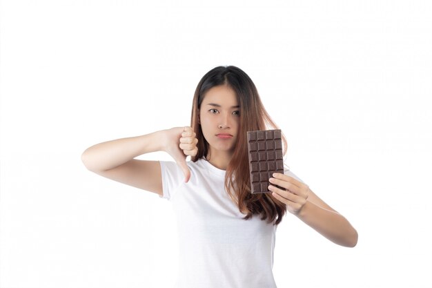 Vrouwen die tegen chocolade zijn, geïsoleerd op een witte achtergrond.