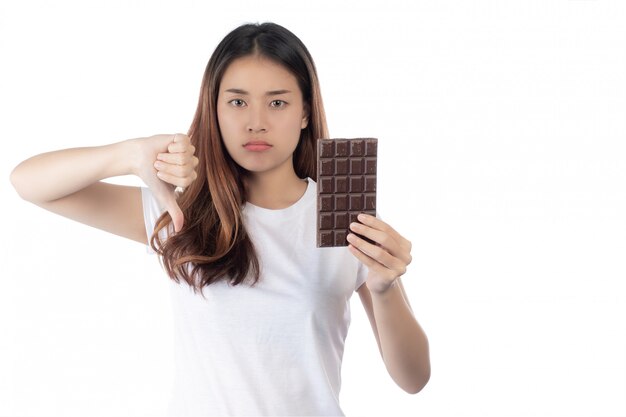 Vrouwen die tegen chocolade zijn, geïsoleerd op een witte achtergrond.