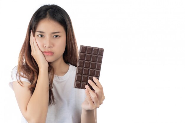 Vrouwen die tegen chocolade zijn, geïsoleerd op een witte achtergrond.