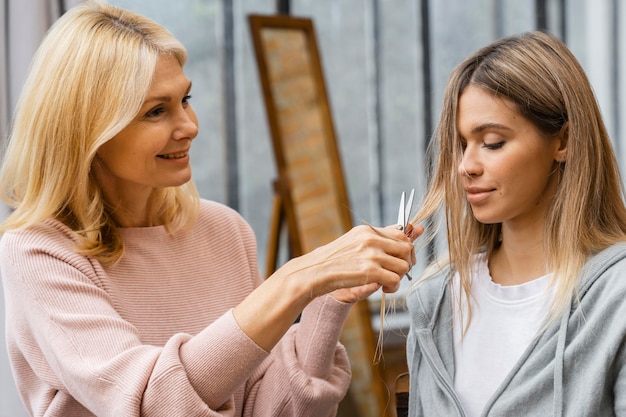 Vrouwen die thuis haar laten knippen