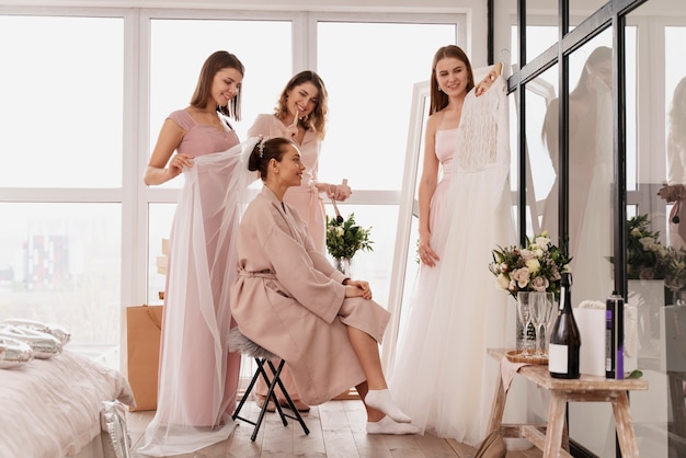 Vrouwen die voorbereidingen treffen voor de bruiloft